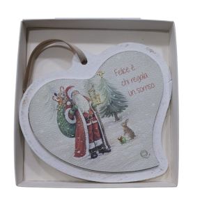 Cuore da appendere con dettaglio “Felice è chi regala un sorriso” – dimensioni 13×14 cm